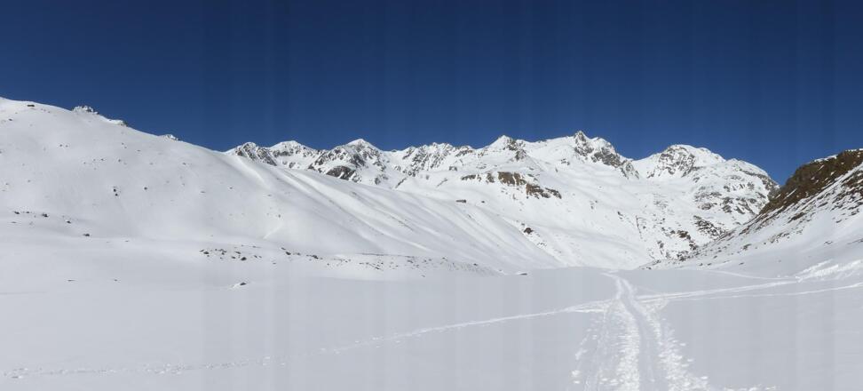 Die Pforzheimer Hütte mit links Gleirsch- Zwieselbacher Roßkogel und Rotgrubenspitze
