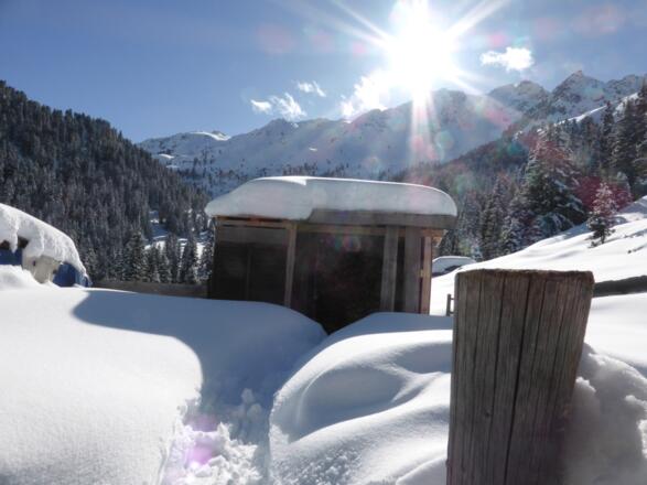 Rast an der Schutzhütte der Bergrettung Alminalm. Blick auf die Arweswände.