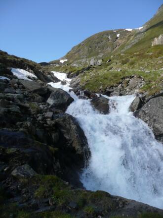 Der Wasserfall am Weg
