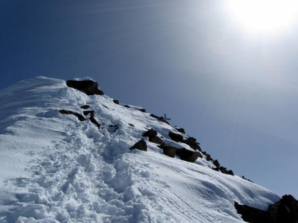 Die letzten Meter stapft man zu Fuß zum Gipfel.