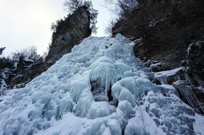 Cascadi-Eisfall von unten
