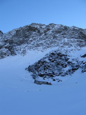 Vordere Gleirschalm (verfallene Hütte) vor den "Hohen Wänden", deren Abschluß die Lampsenspitze bildet.