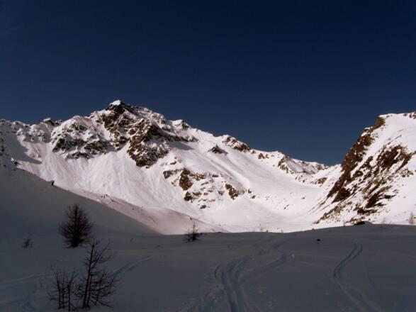 Sobald man das Äussere Hirschebenkar erreicht hat , liegen hindernisslose Traumhänge vor einem. Der alles beherrschende Felsklotz ist das Ziel, der Gaißkogl.