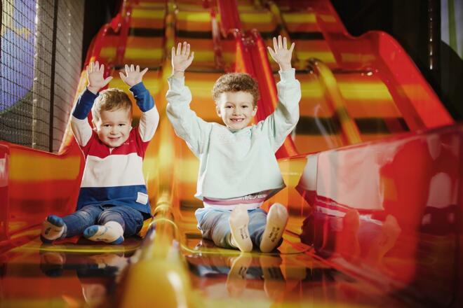 im Hochseilgarten - zuerst sichern!