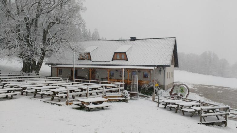 Almhaus Hochbärneck nach einem späten Wintereinbruch