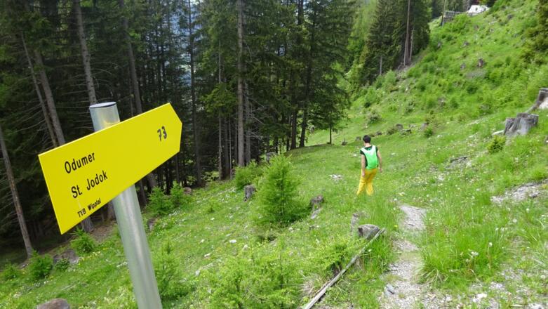 ... rechts ein Wanderweg abzweigt.