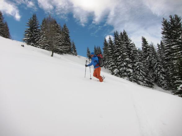 Aufstieg in Spitzkehren über den Nordhang.