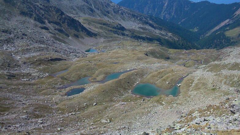 Die blauen Seen. Zum Baden am besten geeignet ist der am tiefsten gelegene See.