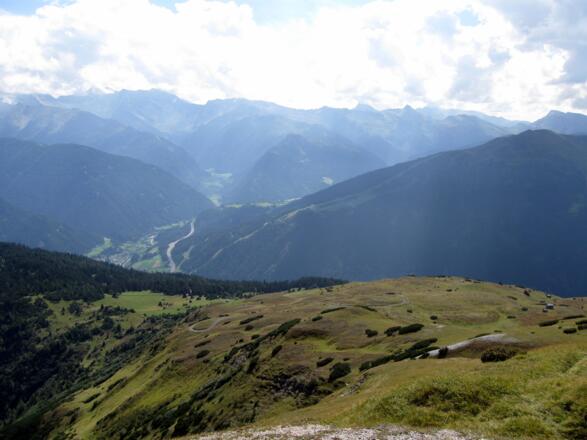 Rückblick über das Auffahrtsgelände - Unten sieht man den schön gewundenen Fahrweg