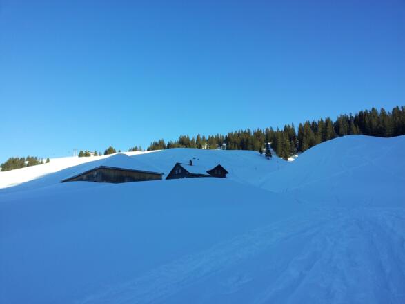 Schihütte am linken Pistenrand.