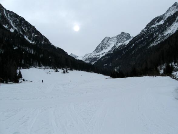 Vom Parkplatz geht es entlang der Langlaufloipe taleinwärts.