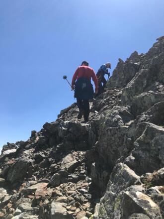 Die Wegspur im Blockgelände ist gut zu erkennen