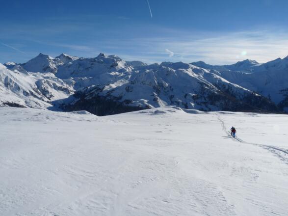Blick gegen Süden auf das bekannte Naviser Kreuzjöchl (Bildmitte). Linkerhand grüßen Tarntaler Köpfe, Lizumer Sonnenspitze, Lizumer Reckner und Geier herüber.