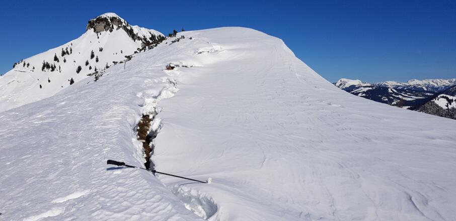 Man sieht den Anriss der Wechte. Bei Nebel und Schneetreiben geratet man leicht zu weit zum Rand!