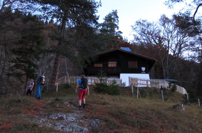Start um 07:00 Uhr - noch vor Sonnenaufgang erreichen wir die Halltalerhütte (privat, kein Ausschank).