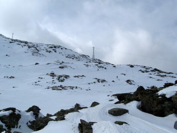 Entlang der Schneestangen und unter der Materialseilbahn zur Glungezerhütte hindurch geht es nie wirklich steil aufwärts.
