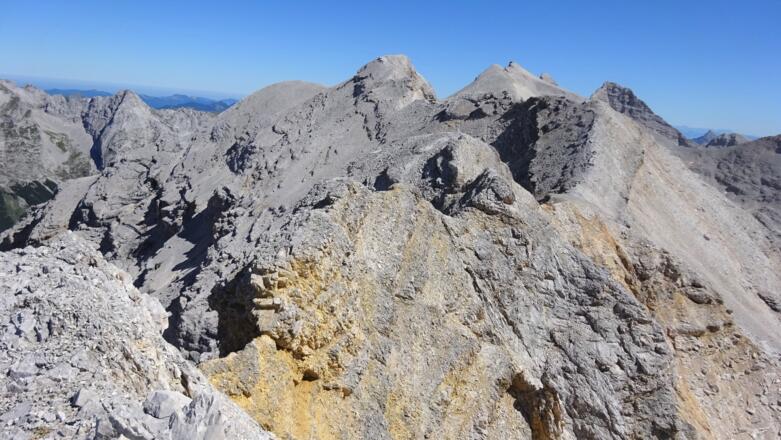 Am Beginn des anspruchsvollsten Teils der gesamten Überscheitung mit der Schlüsselstelle (gelbbraune Felsstufe).