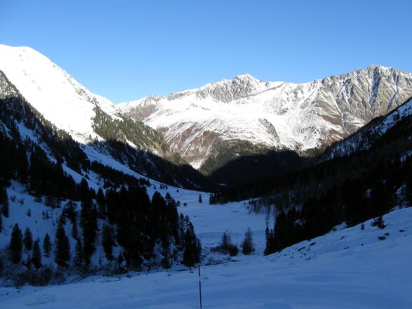 Blick talauswärts. Links der Mutenkogel, in der Bildmitte Seejoch und Peidersitze.