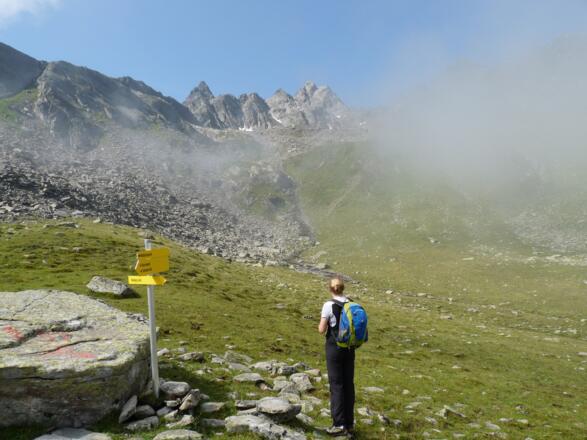 Der Nebel lichtet sich in einer atemberaubenden Landschaft.
