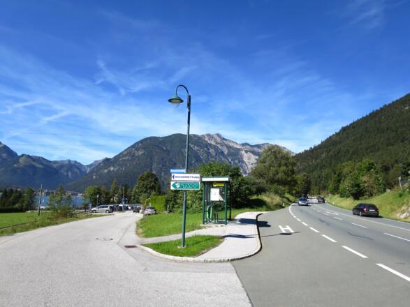 Links die Einfahrt zum gebührenpflichtigen Parkplatz "Prälatenhaus" (€ 3,- bis 4 Stunden, € 5,- für mehr als 4 Stunden Parkzeit)