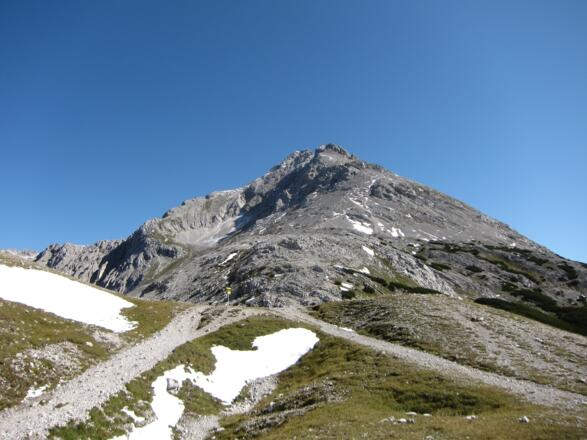 Kurz vor dem Lafatscher Joch (2081 m). Der Weg zur Bettelwurfhütte verläuft rechts an den Südhängen der Speckkarspitze entlang.