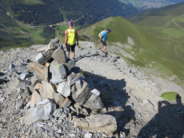 Abstieg über den Nordrücken. Links unten die Inzinger Alm, rechts der Krimpenbachsattel.