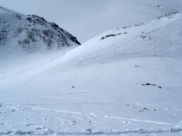 ... man quert nach Nordwesten und steigt weiter mit Schiern auf (soweit es die Verhältnisse zulassen).