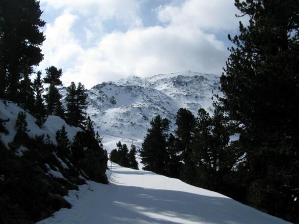 Blick zum Gipfel der Sonnenspitze (genau in der Bildmitte). Links daneben der Gipfel des Glungezer.