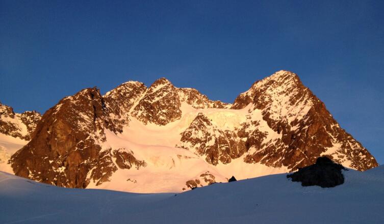 Der Aufstiegsweg durch die Ostflanke - der Hängegletscher wird links in der Rinne umgangen.