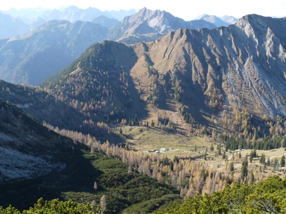 Blick auf die herrlich gelegene Pasill Alm. Dahinter ragt die Montschein Spitze empor.