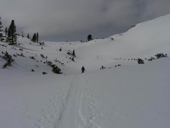 Wir folgen der Stangenmarkierung rund um den Roßarsch