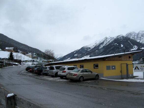 Parkplatz beim gelben Häuschen unterhalb der Serlesbahnen.