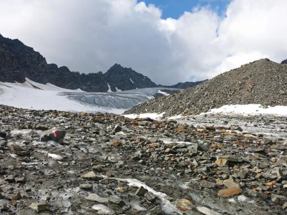 Schuttkegel im Bachfallenferner mit Gaislehnkogel und -scharte im Hintergrund