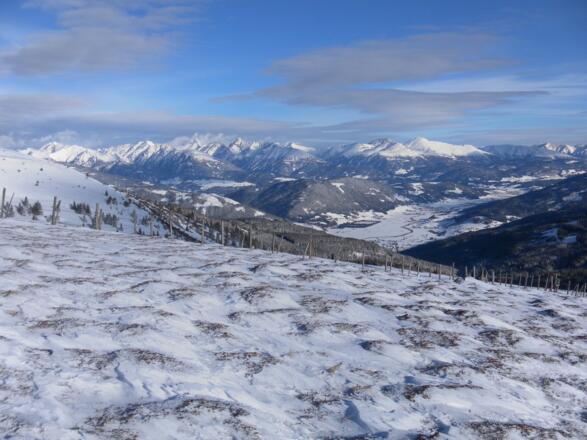 starker Windeinfluß am Rücken. Im Hintergrund die Lungauer Skiberge Gensgitsch Gumma und Preber