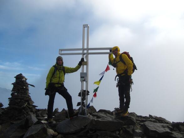 der wilde Pfaff am Gipfelkreuz