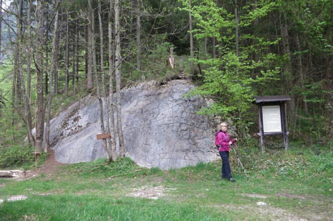 Gletscherschliff hinter den letzten Häusern