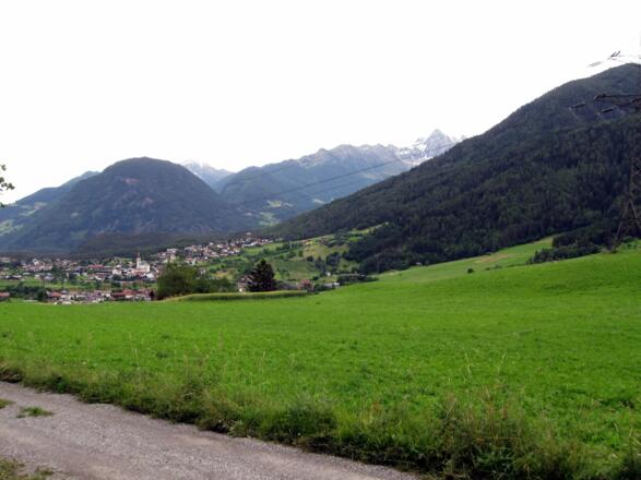 Man erreicht die Felder oberhalb von Roppen (im Hintergrund) und fährt über diese zurück zum Ausgangspunkt.