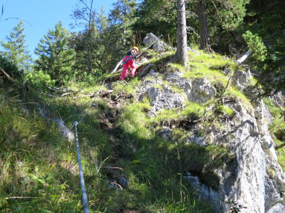 Leichte Gehpassagen am Ende des KlettersteigEs. Das Drahtseil erlaubt die Sicherung bis keine Absturzgefahr mehr besteht.