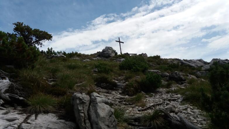 Endlich erster Blick aufs Gipfelkreuz, 2048 m!
