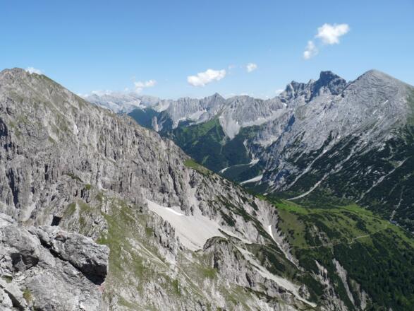 Blick von der Kuhlochspitze zur Erlspitze, Gr. und Kl. Solstein. Tief unten am Sattel ist bereits das Solsteinhaus erkennbar.