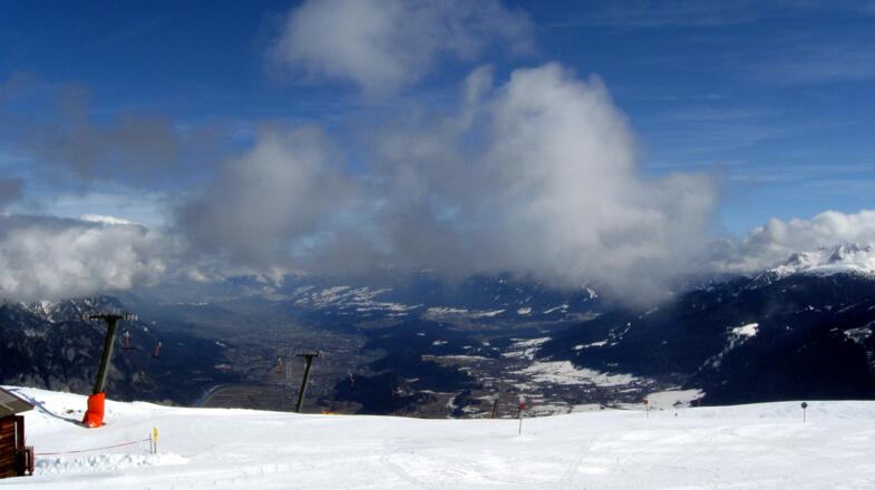 Panoramablick auf die Stadt Innsbruck und das Mittelgebirgsplateau.