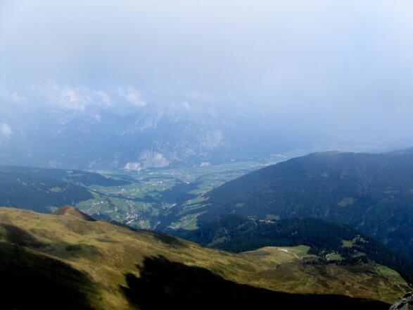 Blick ins Inntal - Vorne oberhalb des Waldgürtels - die Seigesalm