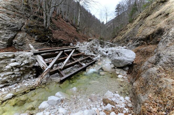 Schon bald gelangen wir zu den Überresten der ersten Brücke