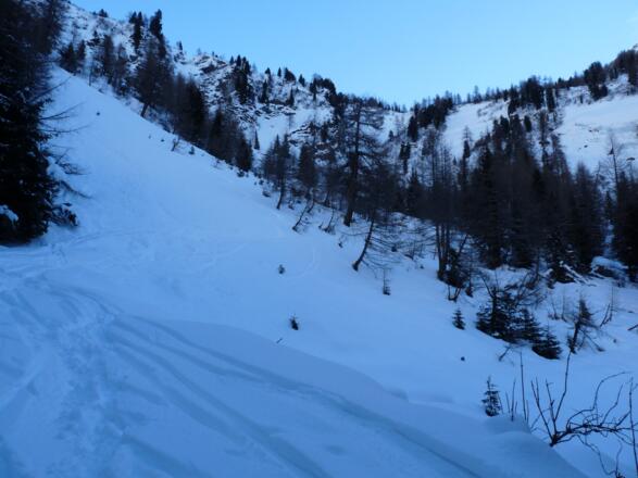 Nach dem Wasserfall halten wir uns orographisch rechts, wo wir auf die alte Straße stoßen, die früher für den Steinbruch angelegt wurde.