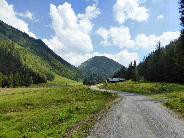 Haltestelle Wanderbus, im Hintergrund die Untere Gaflunaalpe