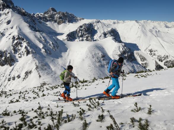 ... auf ca. 2320 m das Gelände wieder deutlich flacher wird.