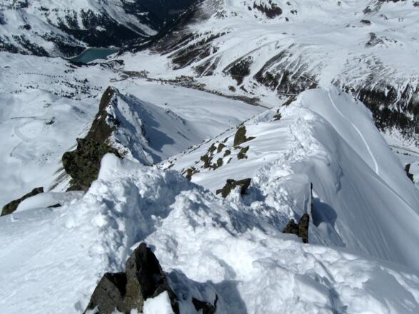 Über den Aufstiegspfad geht es retour bis zum Einstieg in die Rinne. Hat man die Schi mit zum Gipfel genommen, kann man auch in die sehr steile und schmale Rinne, die direkt vom Gipfel hinunterzieht einfahren.