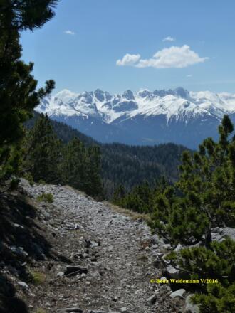 Blick vom Zirler Schützensteig über das Inntal in die Kalkkögel