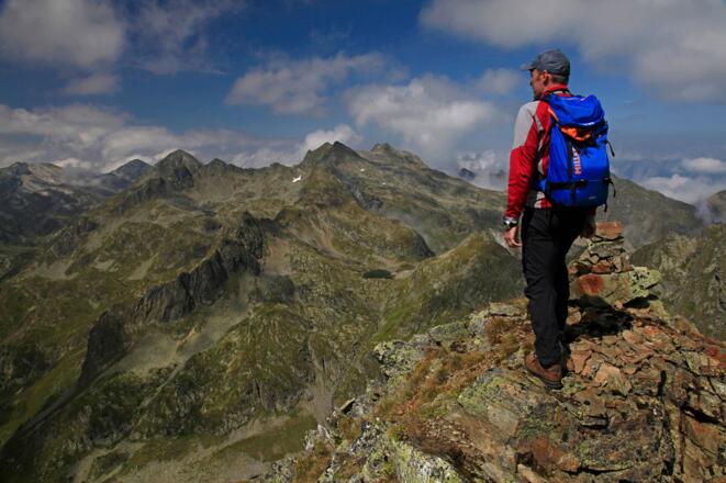 Graunock-Gipfel: Blick in die westlichen Schladminger Tauern von der Lungauer Kalkspitze (ganz hinten links) bis zum Sauberg (links des Wanderers)