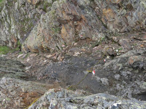 Versicherte Rinne im Abstieg nach Süden